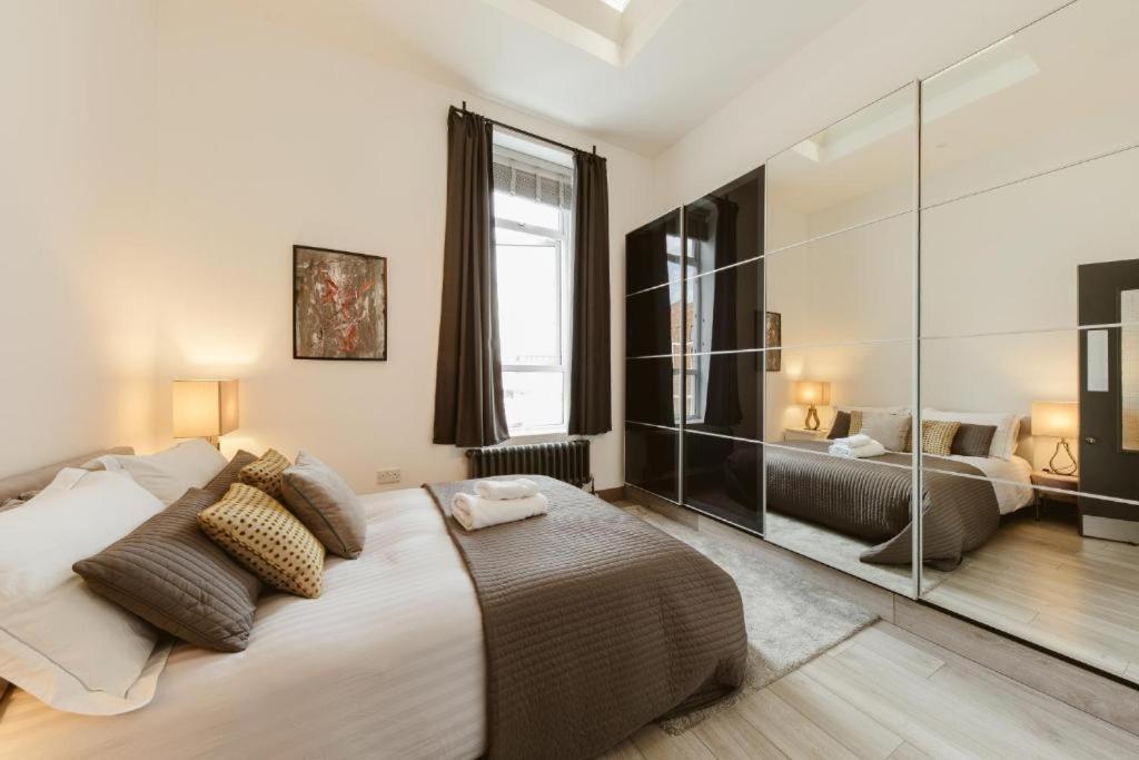 Amazing Warehouse Conversion In Chiswick * Londra