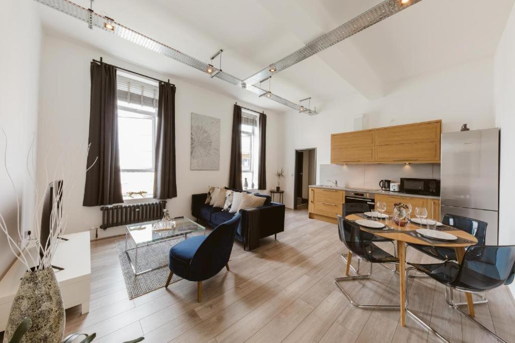 Amazing Warehouse Conversion In Chiswick * Londra